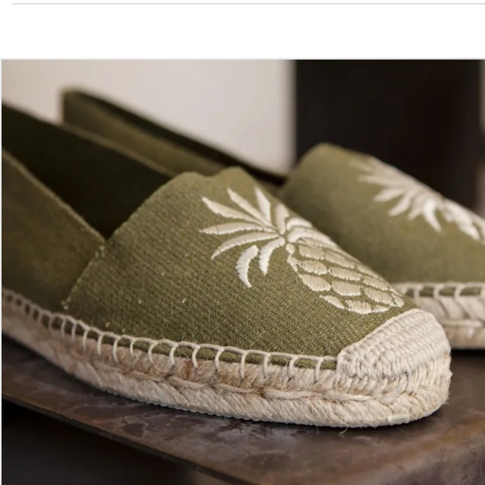 Tommy Bahama Pineapple Canvas Espadrille Flats 
Size 7